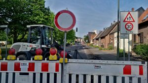 Noch ruht der Bagger, doch gleich geht es los: Blick in die Berliner Straße vor Baubeginn. Foto: Katrin Schnelle