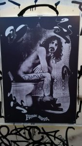 Dieser langhaarige Mann zierte in den 70ern jedes Rebellenklo: Frank Zappa in Kultpose. Foto: Katrin Schnelle