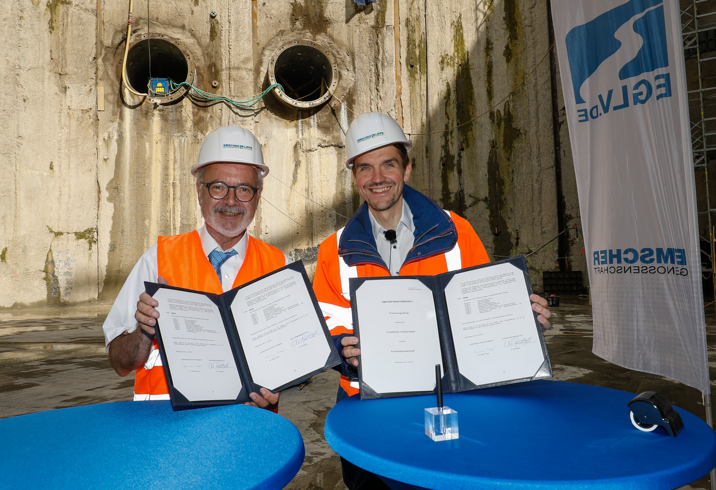 450 Millionen für den Emscher-Umbau - die Verträge für das Darlehen der Europäischen Investitionsbank wurden in der Grube des Pumpwerks Oberhausen unterzeichnet. (Foto: Rupert Oberhäuser)
