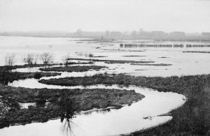 Die noch kurvenreiche Emscher, hier um 1900 in Dortmund, trat permament über die Ufer. Foto: Archiv, Emschergenossenschaft