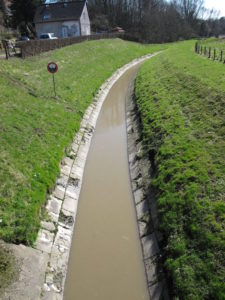 Am Frohnhauser Weg führt der Borbecker Mühlenbach noch Abwasser. Den unterirdischen Kanal können wir aktuell noch nicht bauen. Foto Ilias Abawi