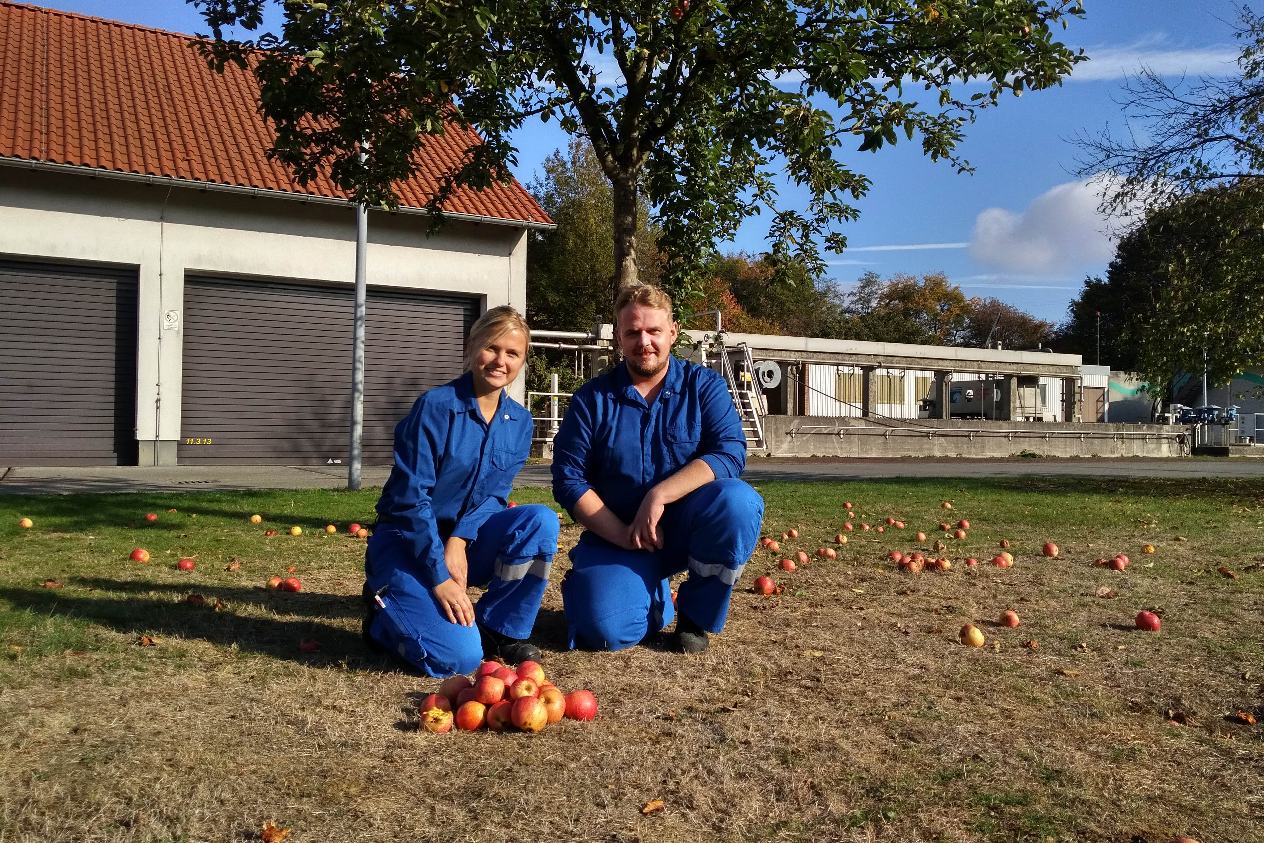 Vanessa Schonert und Nils Böttcher bewirtschaften unsere Kläranlage in Herten-Westerholt. Foto: Anne-Kathrin Lappe / EGLV